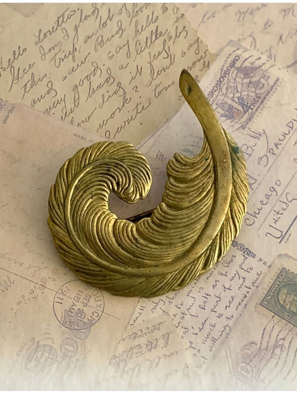 Vintage Elegant Gold-Tone Swirl Feather Brooch Pin for Timeless Style